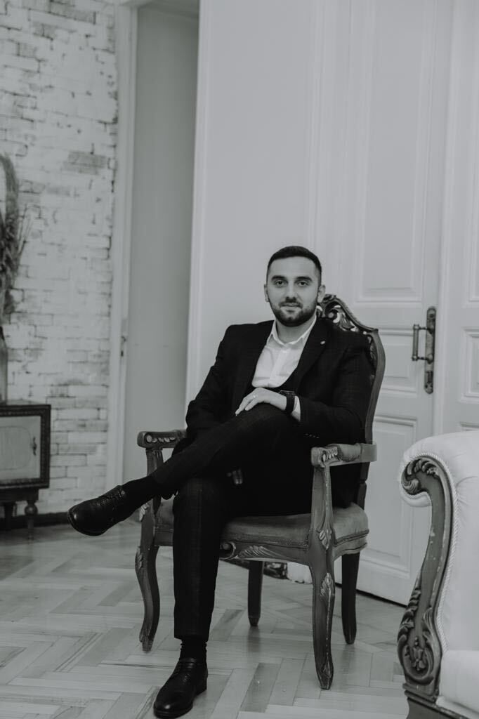  ,   Cako, 32 ,   ,   