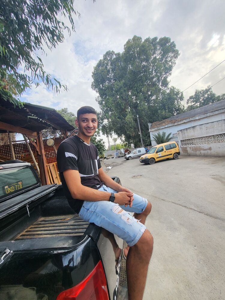  28972932  Louay, 24 ,    