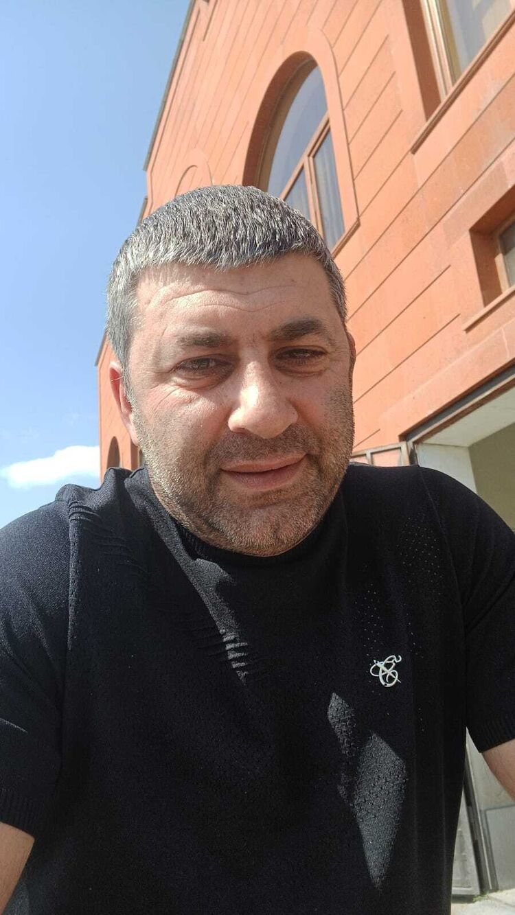  54676902  Sargis, 43 ,    