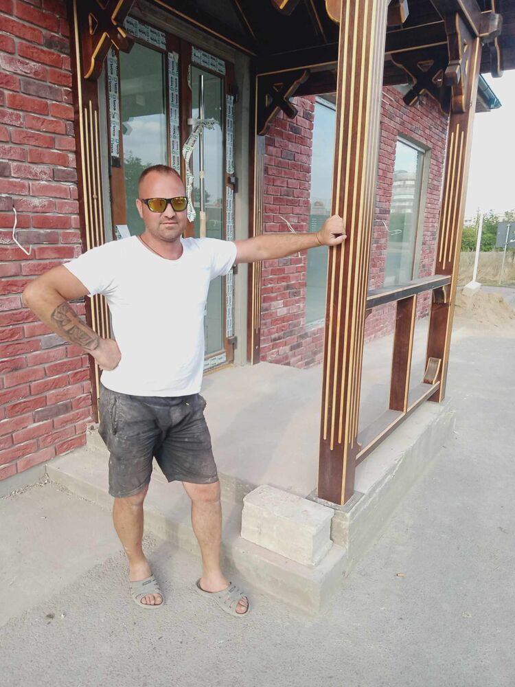  37516122  Sergiu, 44 ,    