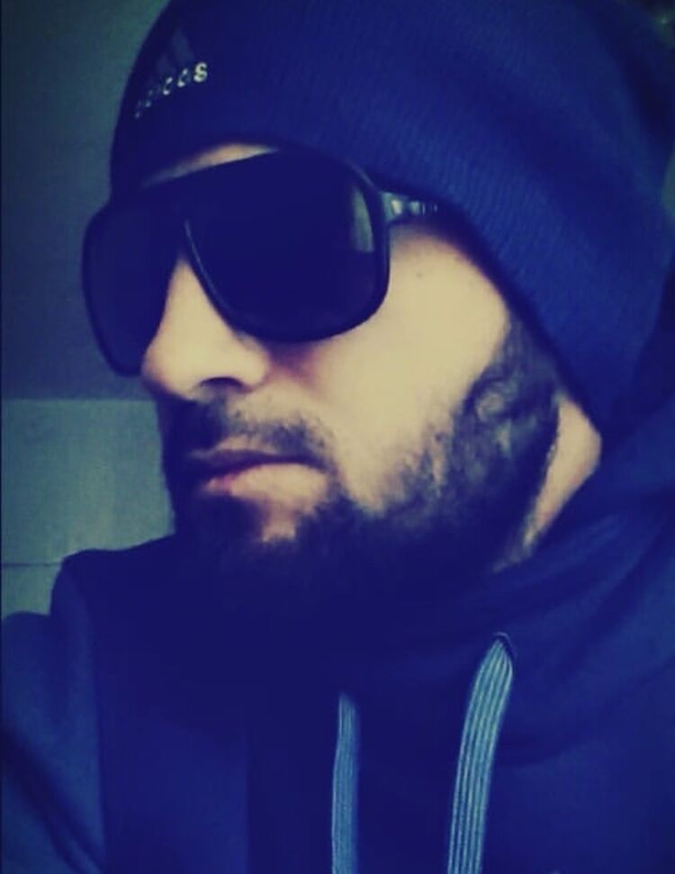  54232902  GRAY HAIRED, 32 ,    