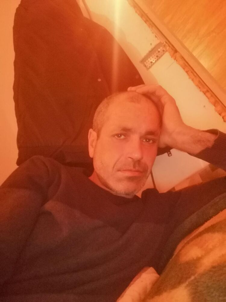  32550042  David, 44 ,    