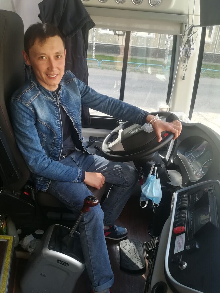  19934152  Adik, 32 ,    