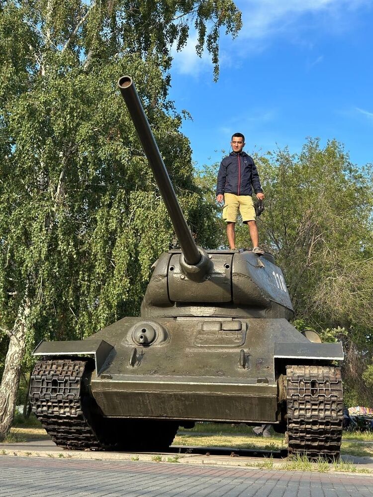  53530942  Sultan, 31 ,    