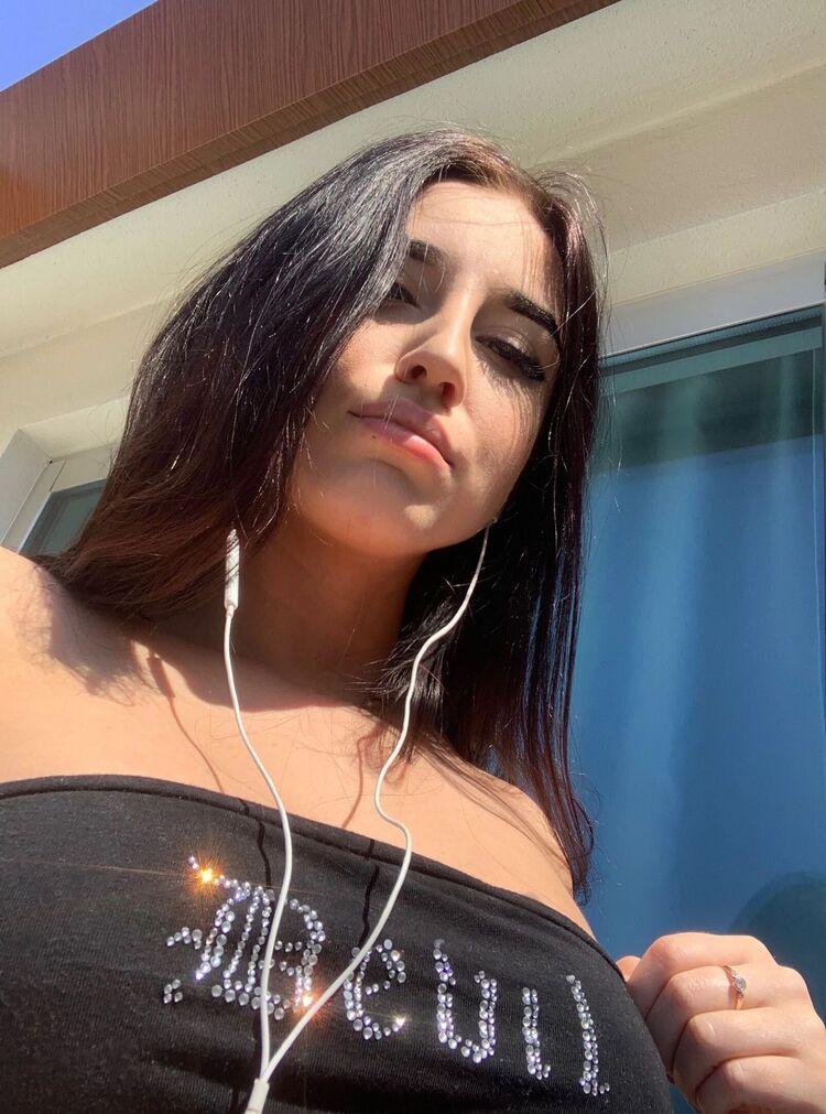  ,   Mia, 28 ,   ,   