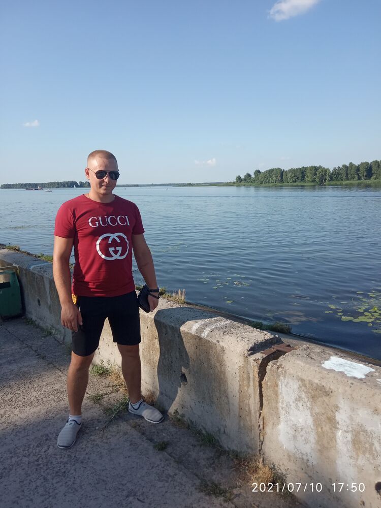  24085572  Viktor, 28 ,    