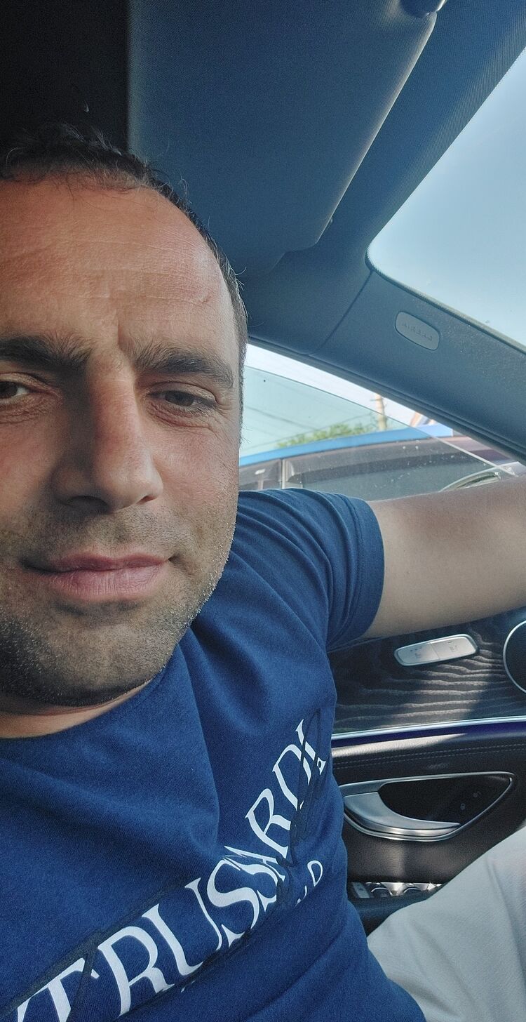  27681822  Vardan, 40 ,    