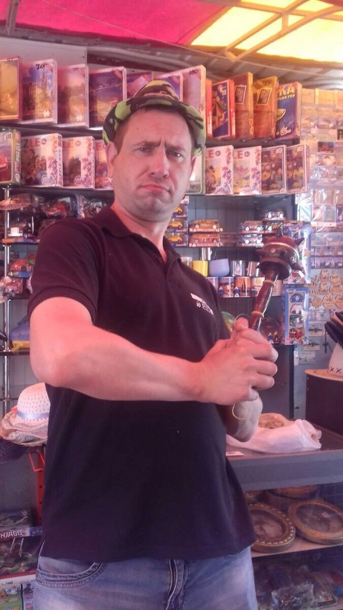  ,   Viktor, 41 ,   