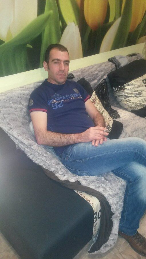  40710822  Kazim, 44 ,    