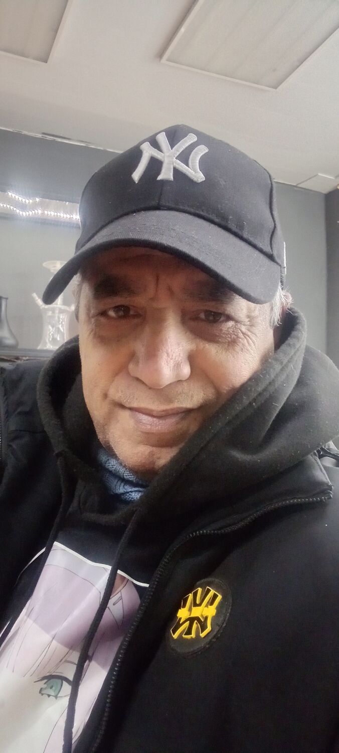  53725192  Wagih, 47 ,    