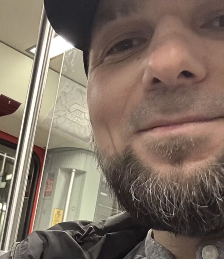  54718832  Artur, 39 ,    