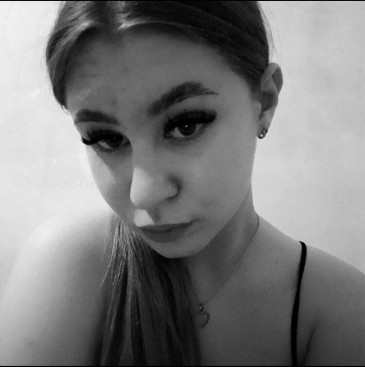  ,   Viktoria, 20 ,  