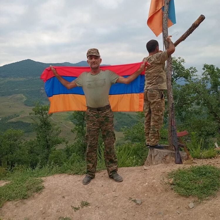  53561342  Armen, 52 ,    