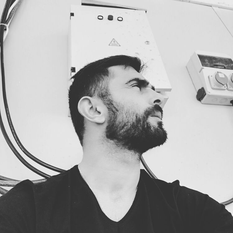  18773852  Hakan, 34 ,    