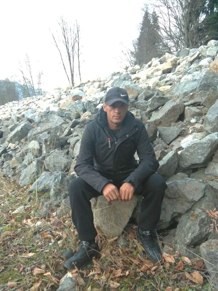  37350272  Neznakomec, 44 ,    