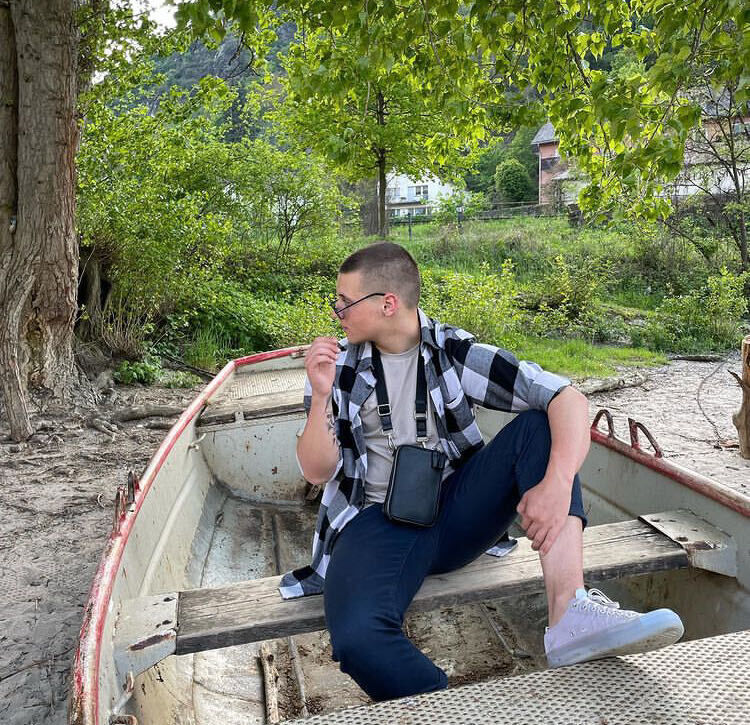  27421312  Dima, 22 ,    