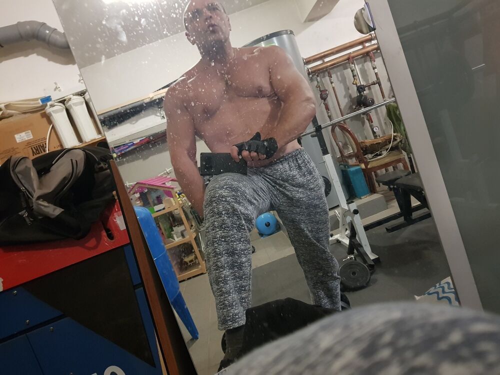  ,   Maks, 46 ,  