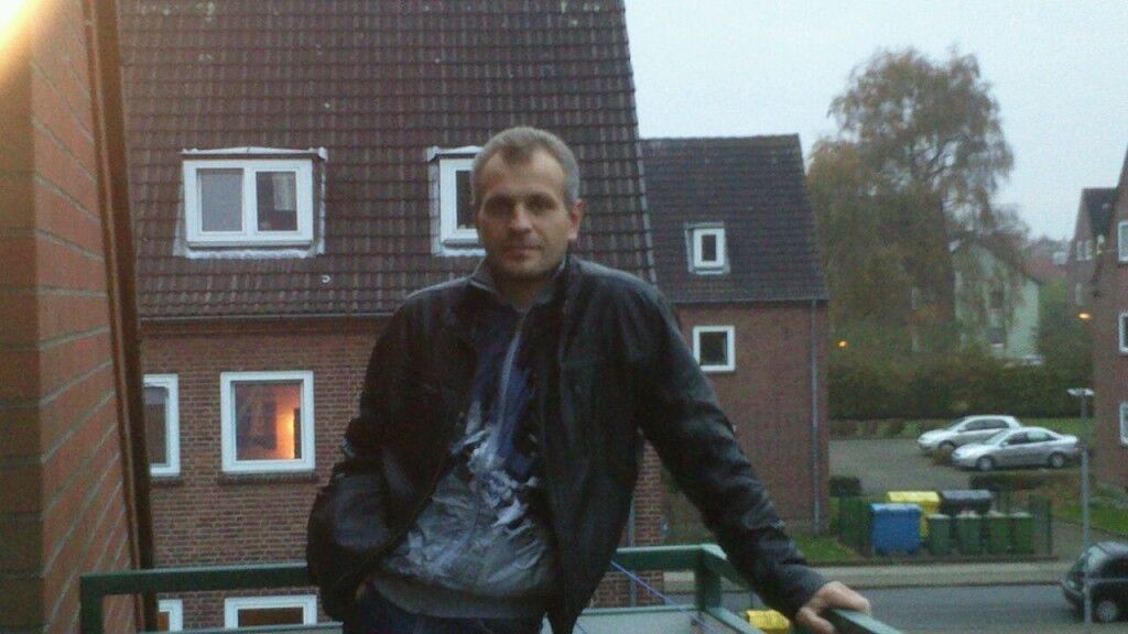  8862632  Andrej, 48 ,    