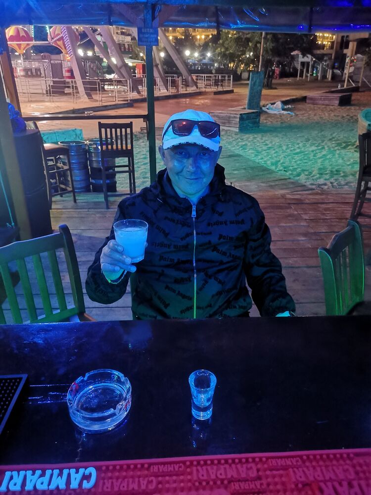  27636962  Igor, 49 ,    
