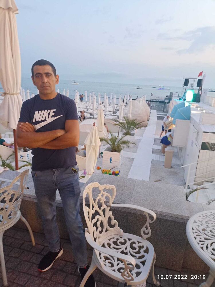  54798842  Sargis, 42 ,    