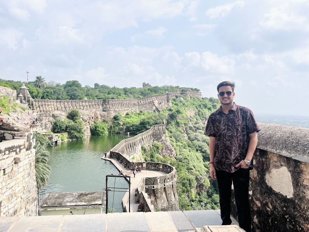  52917392  Suyash, 24 ,    