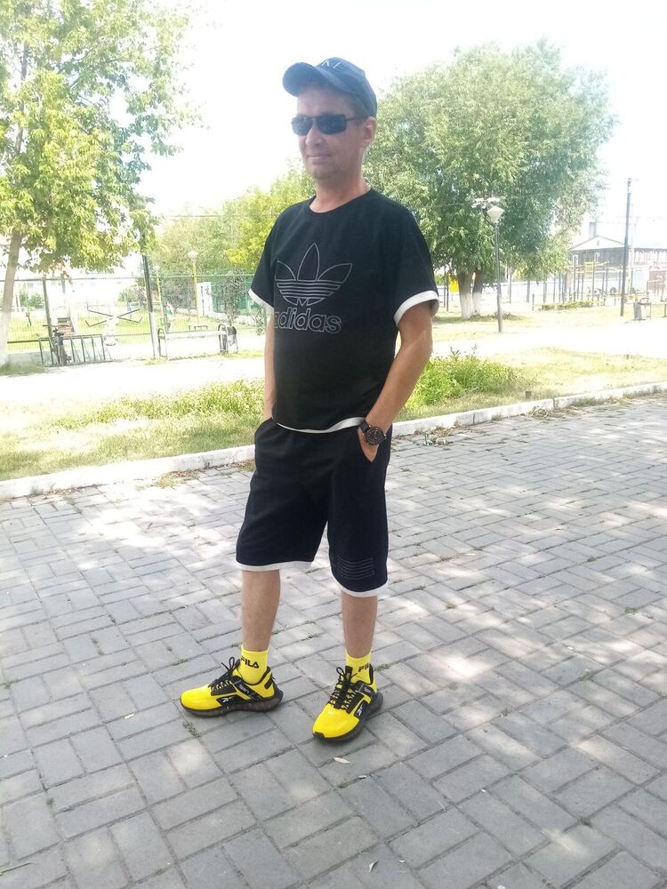  51028402  Stanislav, 39 ,    