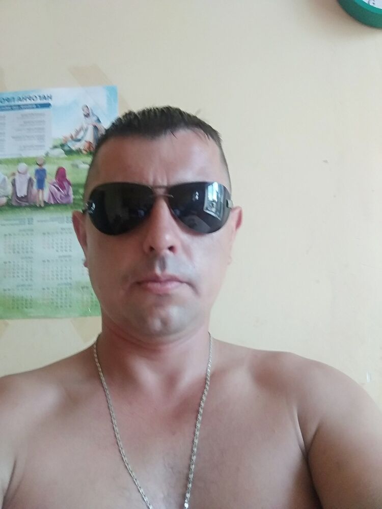  17148562  Viktor, 39 ,    