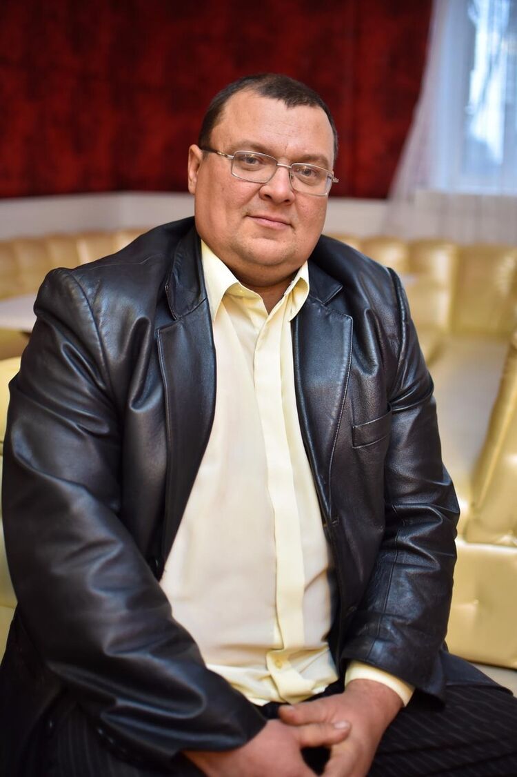  16954132  Viktor, 48 ,    
