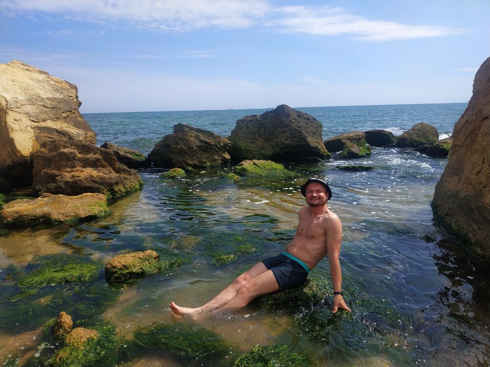  ,   Leo, 42 ,  