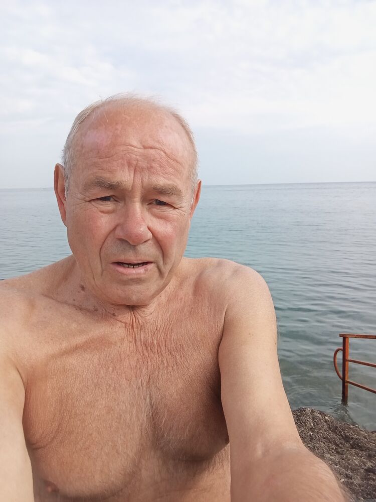  39990842  Petr, 72 ,    