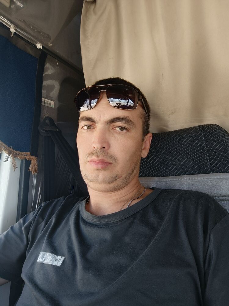  44182932  Ivan, 33 ,    