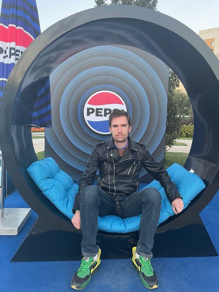  52592622  Slava, 28 ,    