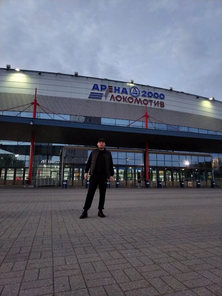  37350002  Roman, 41 ,    