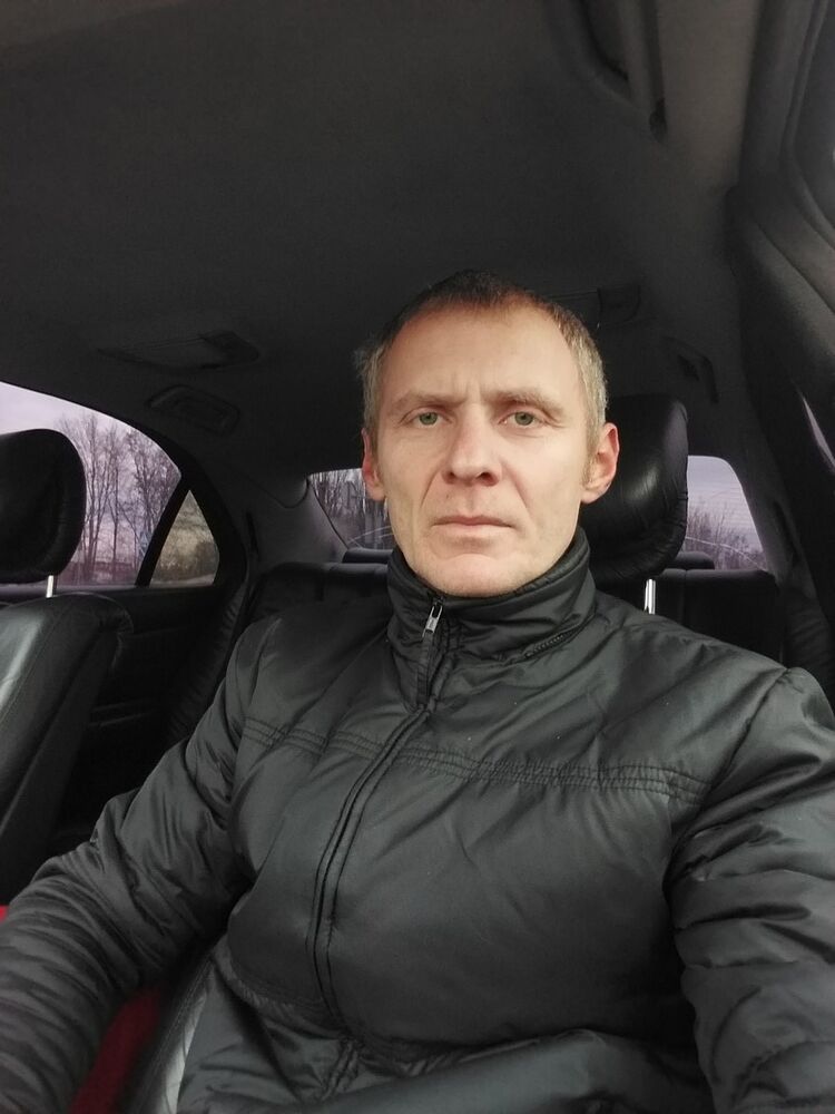  18573372  Ivan, 49 ,    