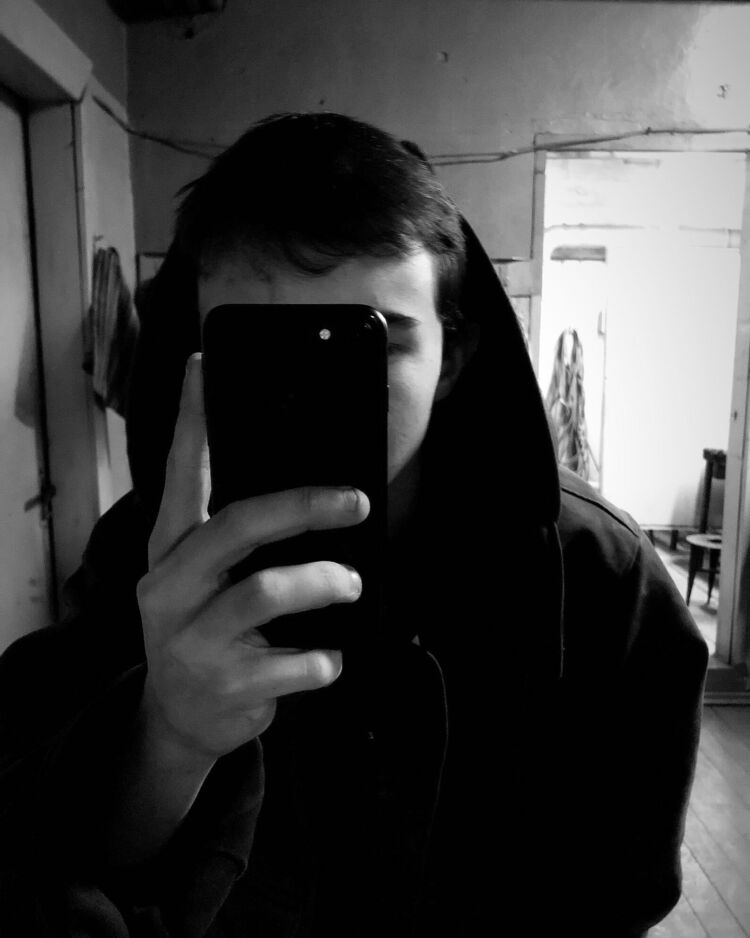  42034722  Maks, 19 ,    