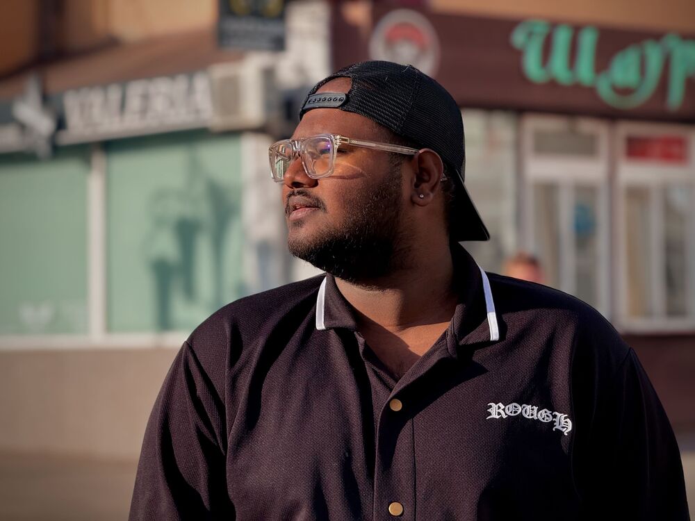  53944852  James, 24 ,    