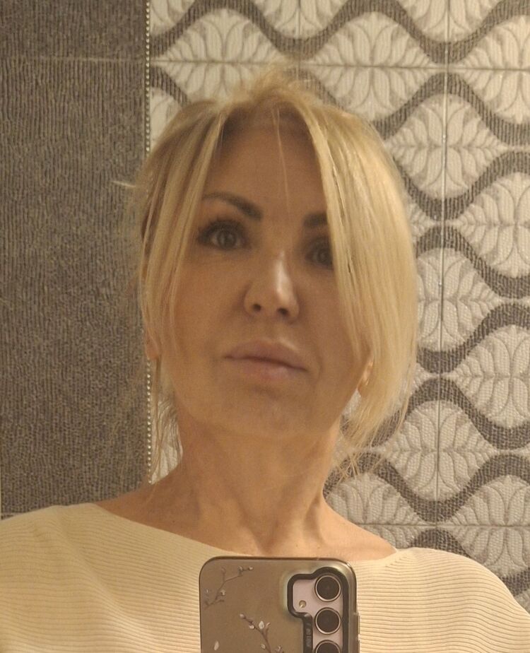  48773232  Lara, 44 ,    