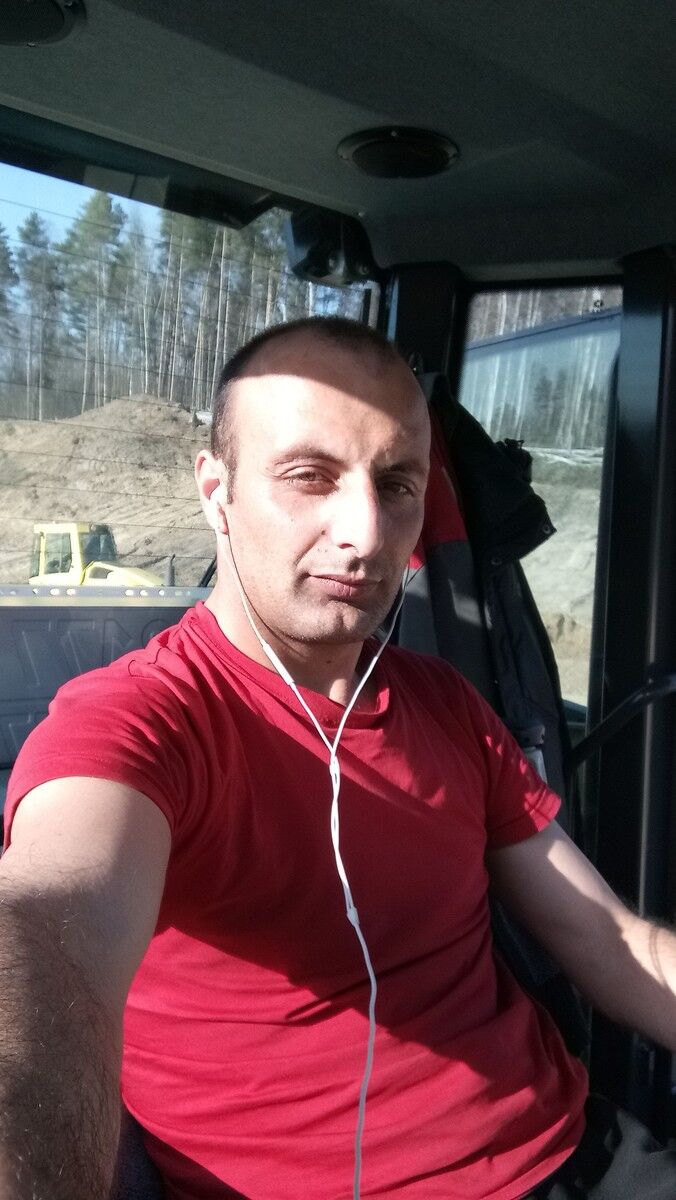  12404132  M, 40 ,    