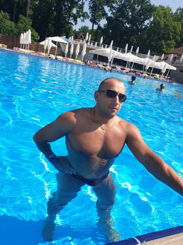  45627442  Taras, 35 ,    Praha