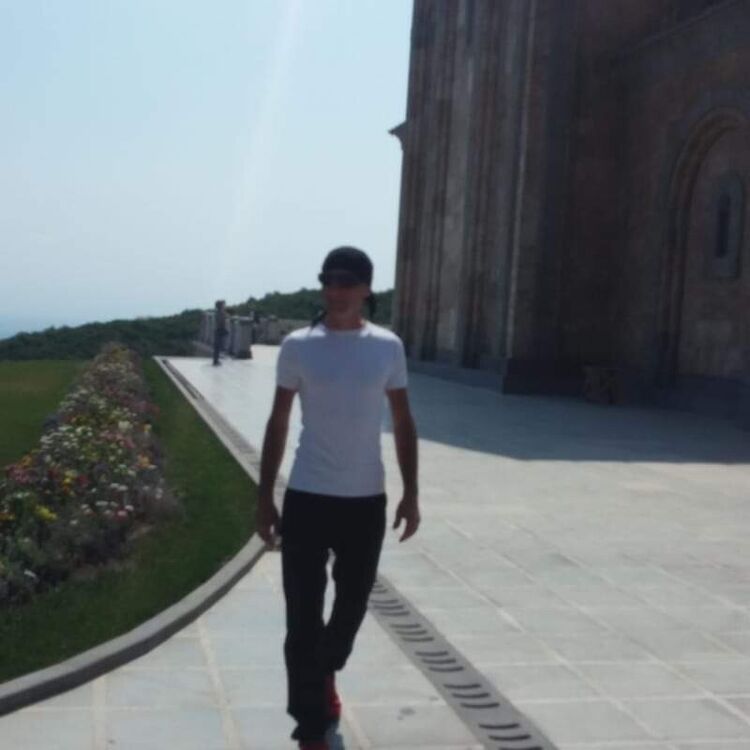  21107282  Zviad, 46 ,    