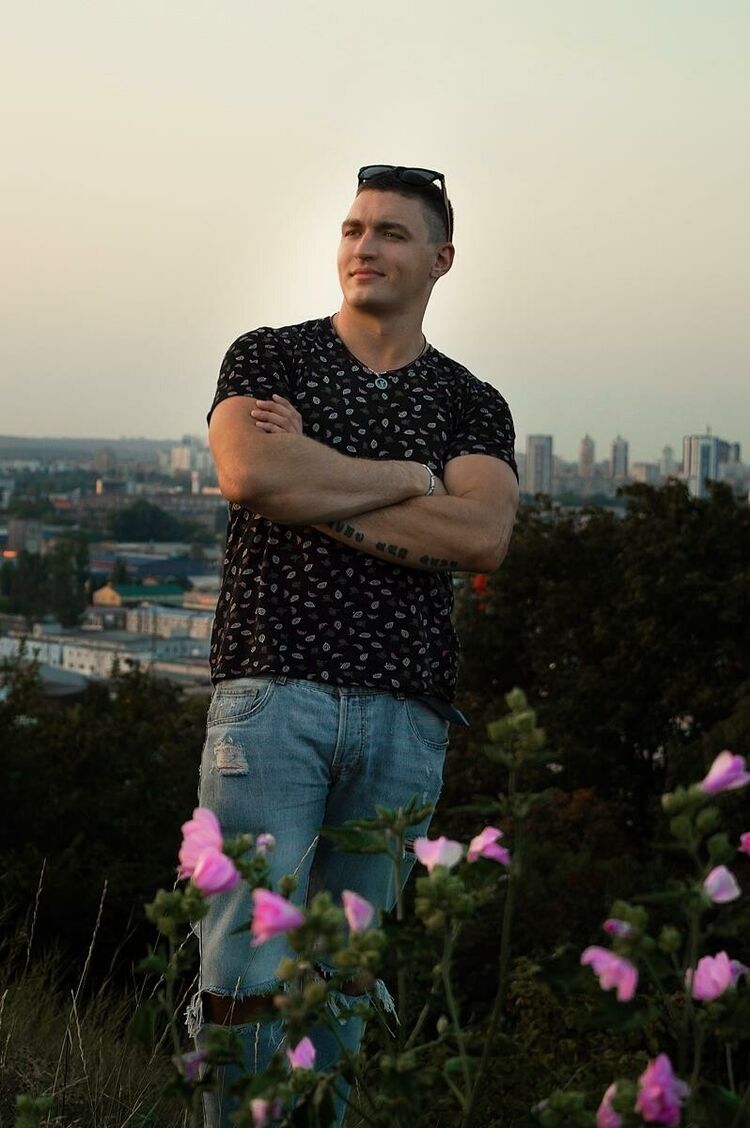  ,   Valentin, 31 ,     , c 