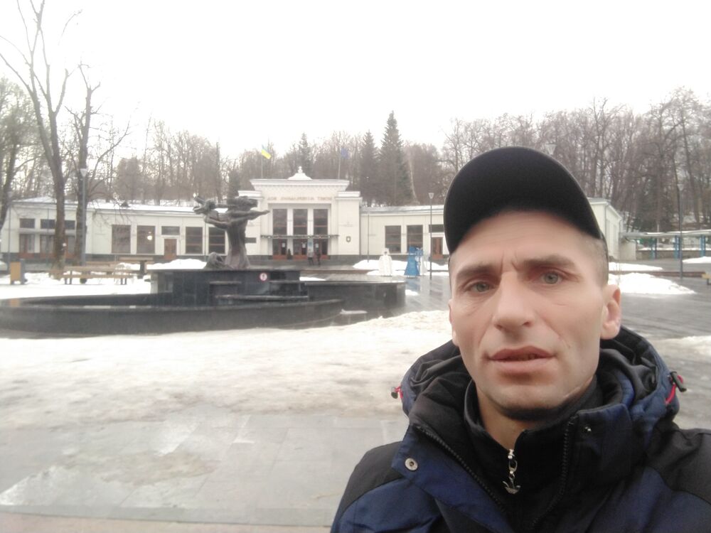  33663402  Ilya, 40 ,    