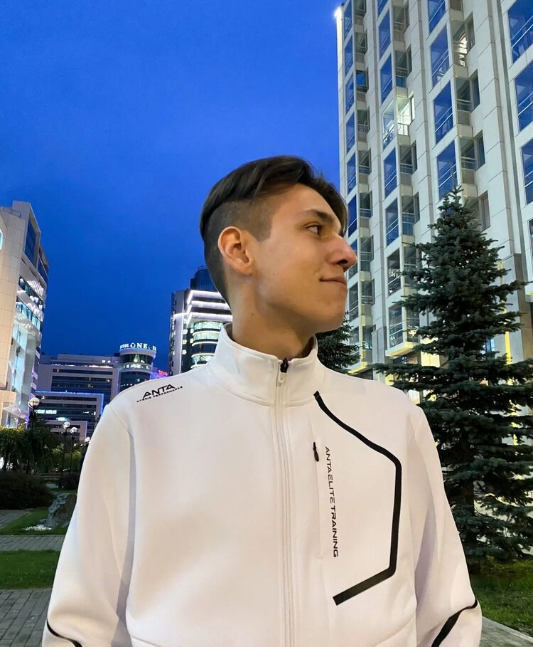  30038442  Daniel, 21 ,    