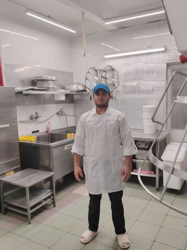  43394162  Umar, 23 ,    