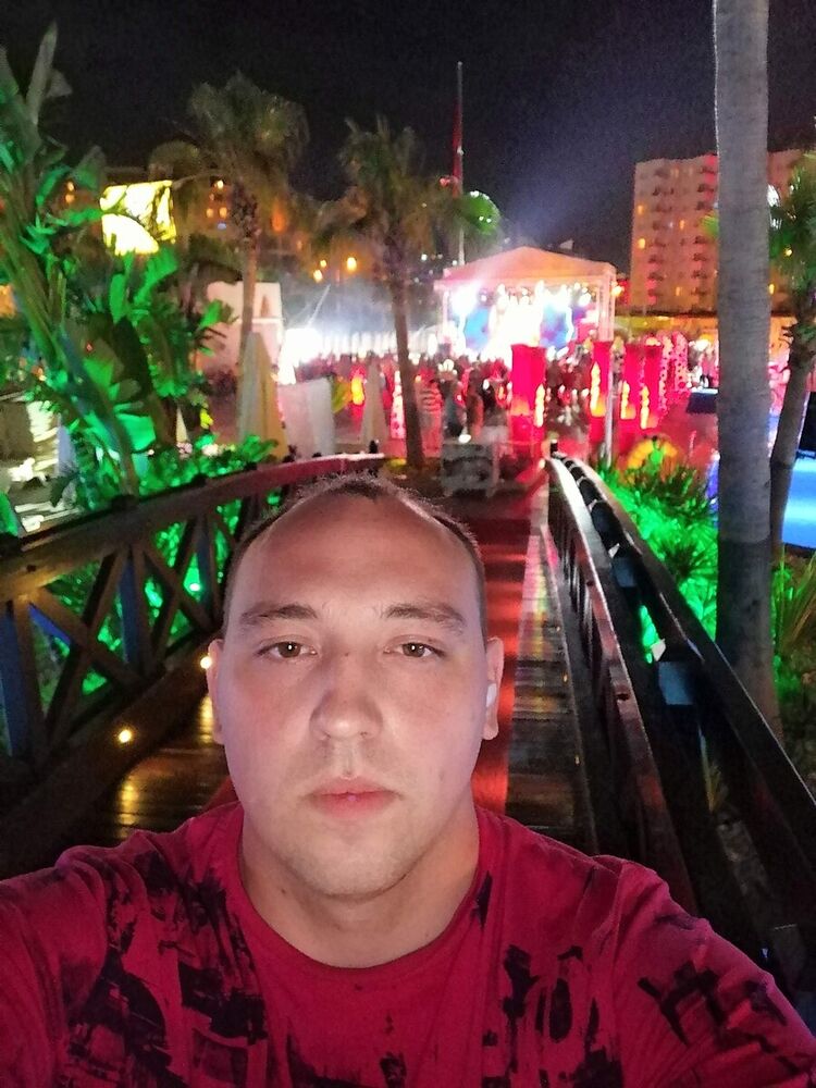 22135682  Artem, 34 ,    