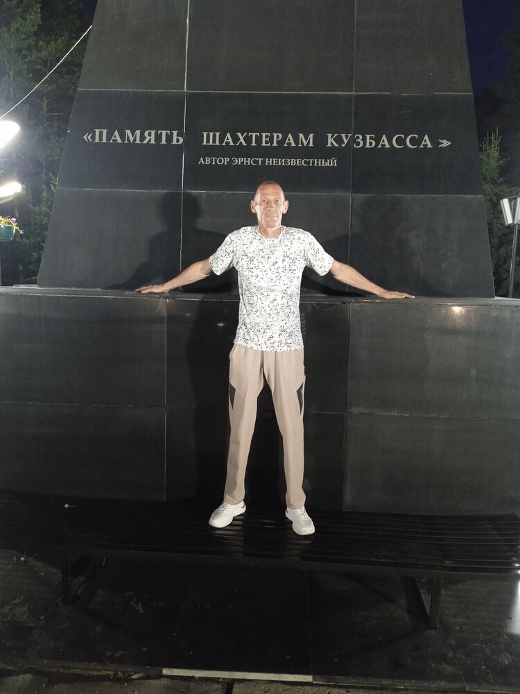  44349832  Ivan, 42 ,    