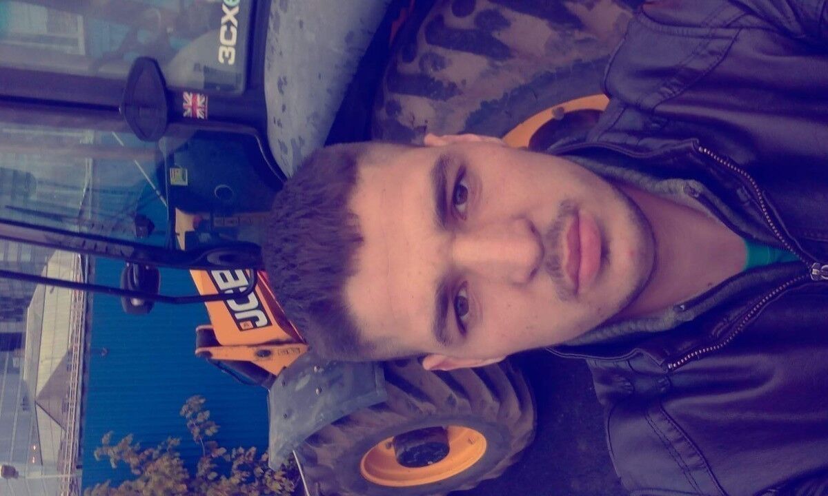  11223262  Iura, 33 ,    