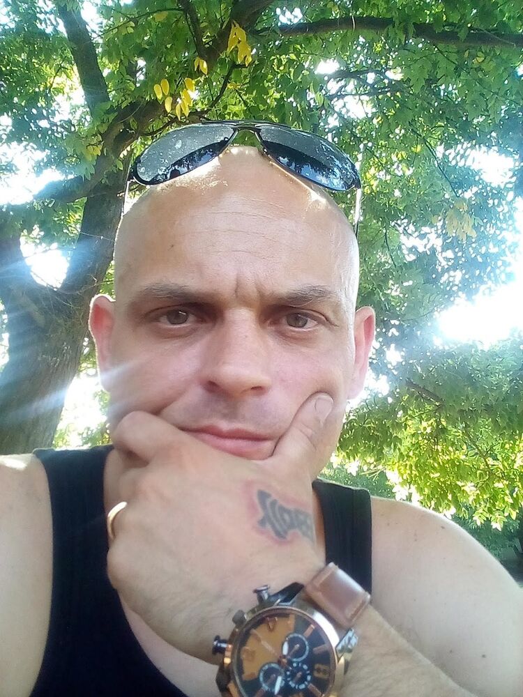  18832072  Aleksandr, 46 ,     