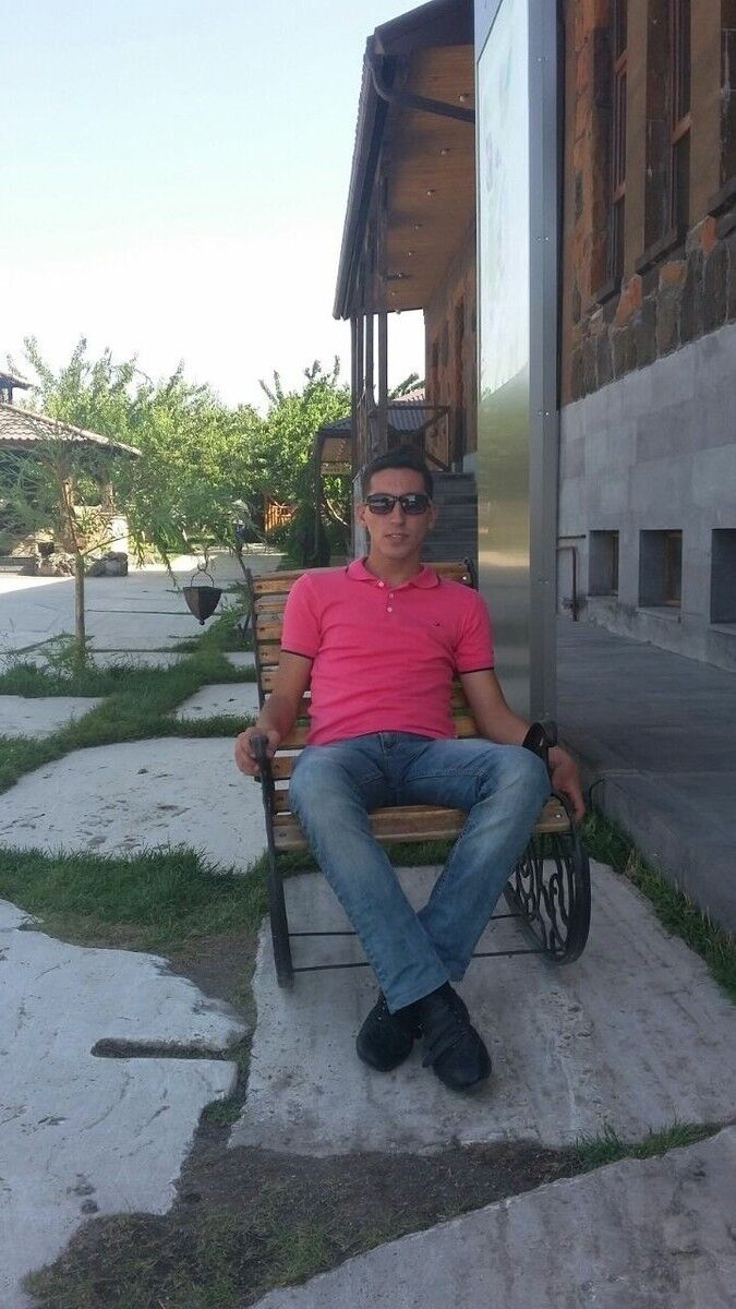  11508162  Artur, 32 ,    