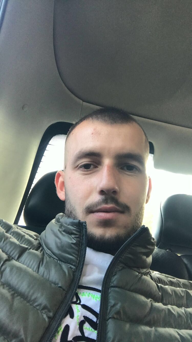  30630512  Florian, 25 ,    